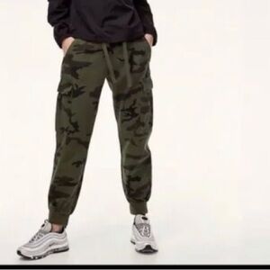 TNA Sz S Aritzia Cargo Camo Pants with Many  Pockets Jogger Style